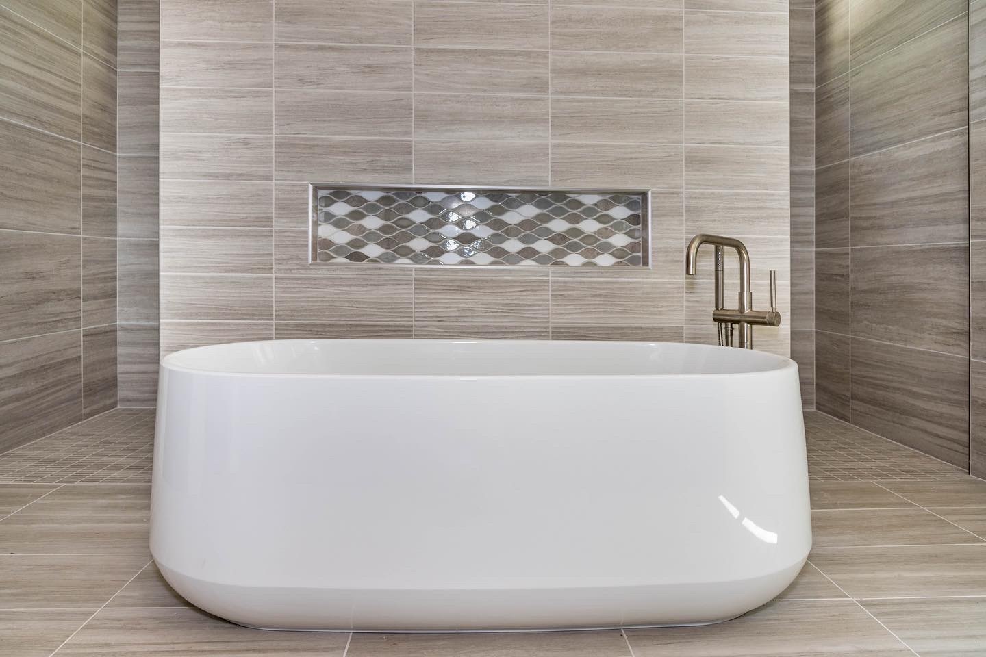 bathroom-bath-tub-detail-space-reshape